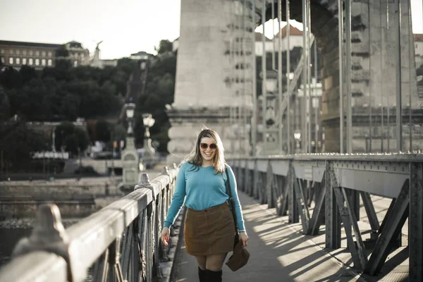 Una Bella Ragazza Ispanica Sorridente Piedi Ponte Una Giornata Sole — Foto Stock