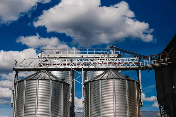 Primer Plano Silos Acero Contra Cielo Azul Nublado — Foto de Stock