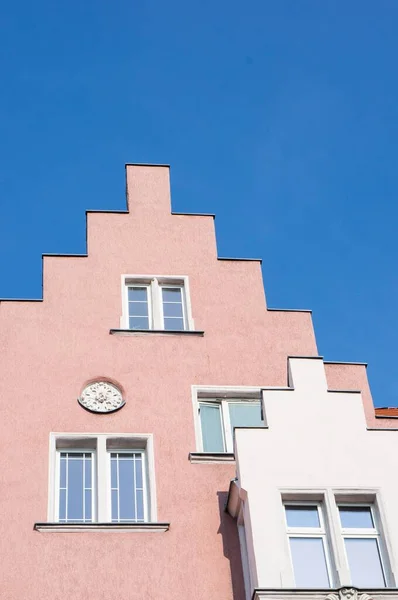 Vertikal Låg Vinkel Skott Toppen Rosa Byggnad Mot Den Blå — Stockfoto