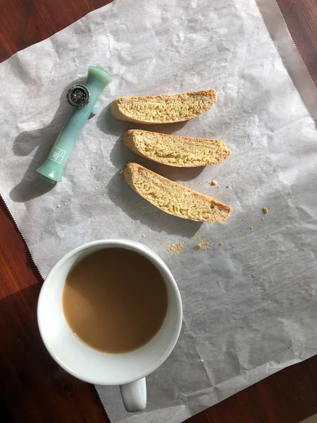 在家做的饼干 早餐用咖啡和一些早上的杂草 管子是在铸币局的Jane West蒸汽压路机 — 图库照片