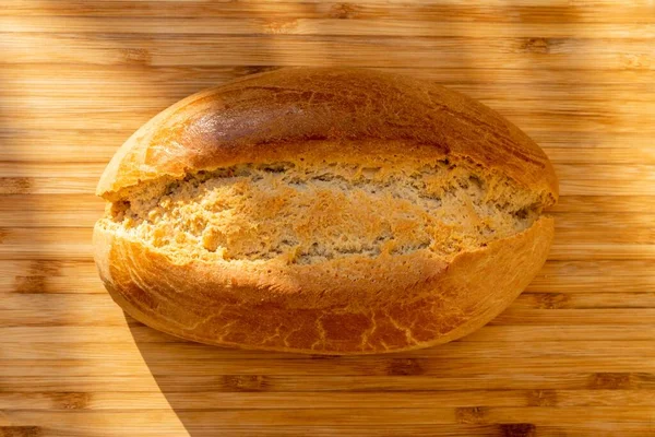 Overhead Shot Sourdough Bread Light Wooden Cutting Board Sunlight — Stock Photo, Image