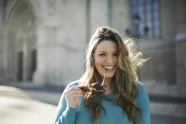 Ritratto Ravvicinato Una Bella Ragazza Ispanica Sorridente Strada — Foto Stock