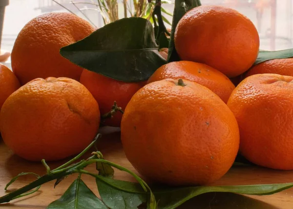 Eine Aufnahme Von Frischen Köstlichen Mandarinen Auf Einem Holztisch — Stockfoto