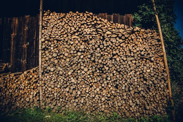 納屋に積み上げられた大きな薪の山 — ストック写真