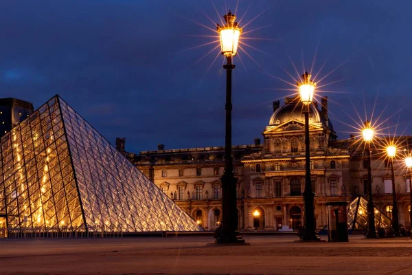 Plano Horizontal Del Louvre París Francia Por Noche Con Farolas —  Fotos de Stock