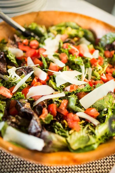 Tiro Vertical Uma Salada Vegetal Boliche Abaixo Luz Conceito Estilo — Fotografia de Stock