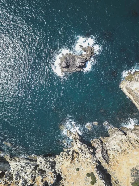 Het Uitzicht Vanuit Lucht Kliffen Kalme Zee Een Zonnige Dag — Stockfoto