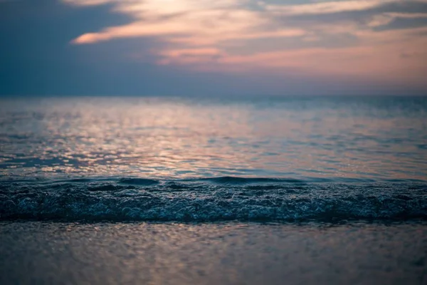 Piękny Widok Fale Morza Podczas Zachodu Słońca — Zdjęcie stockowe