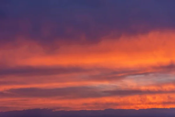 Niski Kąt Ujęcia Chmur Kolorowym Niebie Uchwyconym Zmierzchu — Zdjęcie stockowe