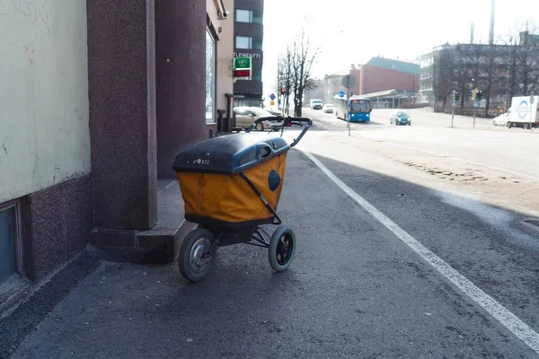 Helsinki Finlandia 2020 Deja Carro Postii Afuera Mientras Hace Entrega —  Fotos de Stock