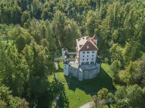 Zdjęcie Lotnicze Unikalnego Zamku Snenik Nad Jeziorem Otoczonym Lasami Kozarie — Zdjęcie stockowe