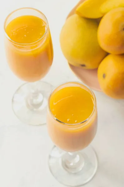 Una Toma Vertical Dos Vasos Jugo Naranja Fresco Algunas Naranjas — Foto de Stock