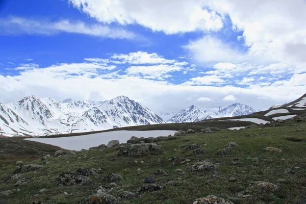 Eine Wunderschöne Landschaft Einer Bergigen Landschaft Mit Schneebedeckten Felsigen Hügeln — Stockfoto