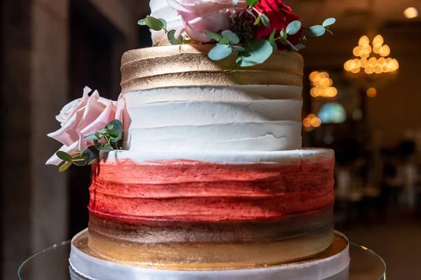 Uma Foto Close Bolo Casamento Luxuoso Com Flores — Fotografia de Stock