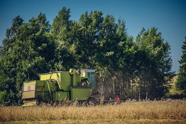 Een Landbouwmaaidorser Het Veld Met Bomen Achtergrond — Stockfoto