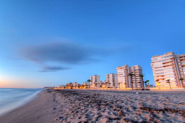 Palmiyeler Binalarla Dolu Güzel Bir Sahil Şeridinin Alçak Açılı Görüntüsü — Stok fotoğraf