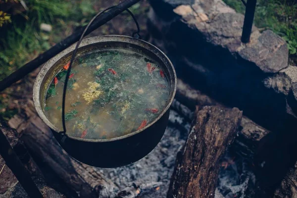 Egy Nagy Szögű Közelkép Levest Egy Vastálba Akasztva Kandalló Felett — Stock Fotó