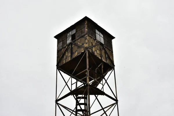 Una Vecchia Torre Guardia Legno Contro Cielo Nuvoloso — Foto Stock