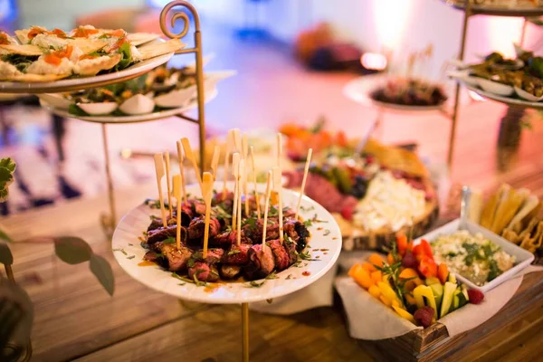 Closeup Shot Meat Snacks Sticks Plate Table Lights Perfect Food — Stock Photo, Image