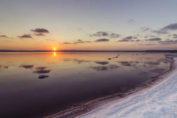 Úžasný Záběr Pláž Fialovou Vodou Pozadí Západu Slunce — Stock fotografie