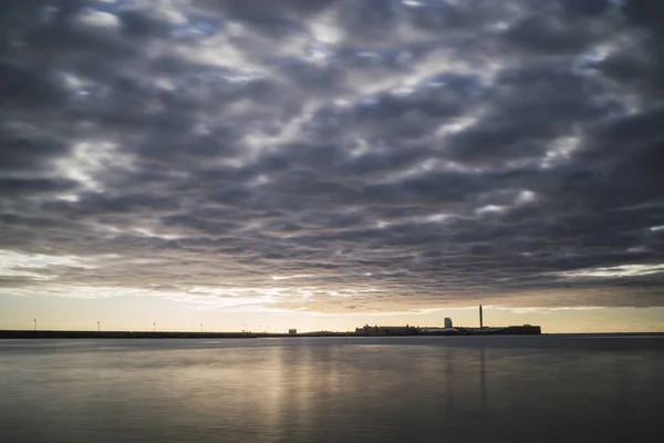 Прекрасне Море Хмарне Небо Ввечері — стокове фото