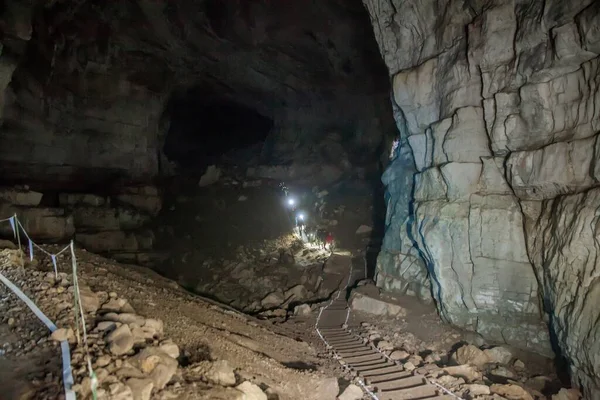Високий Кут Пострілу Людей Які Заходили Печеру Крізна Словенії — стокове фото