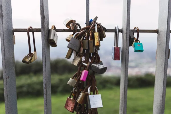 Een Close Shot Van Verroeste Sloten Het Metalen Hek — Stockfoto