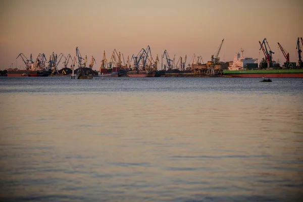 Una Vista Con Molte Navi Gru Ormeggiate Porto — Foto Stock