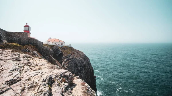 Edifícios Penhasco Perto Mar Calmo — Fotografia de Stock