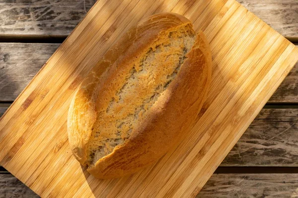 Tiro Aéreo Pão Sourdough Uma Placa Corte Madeira Leve Uma — Fotografia de Stock