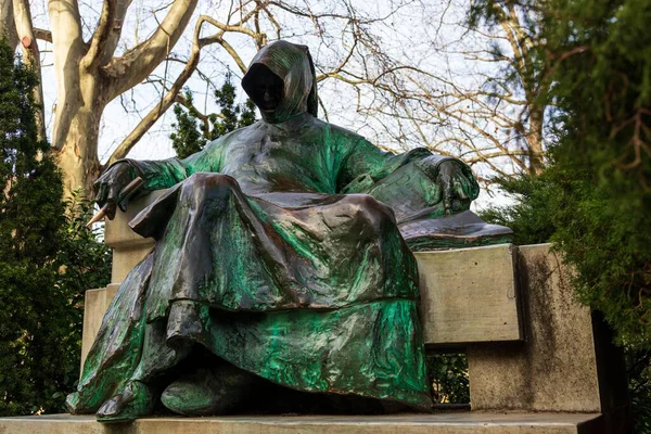 Une Sculpture Homme Avec Manteau Dans City Park Budapest Hongrie — Photo