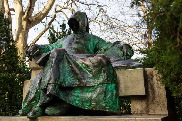 Una Escultura Hombre Con Manto City Park Budapest Hungría Algunos — Foto de Stock