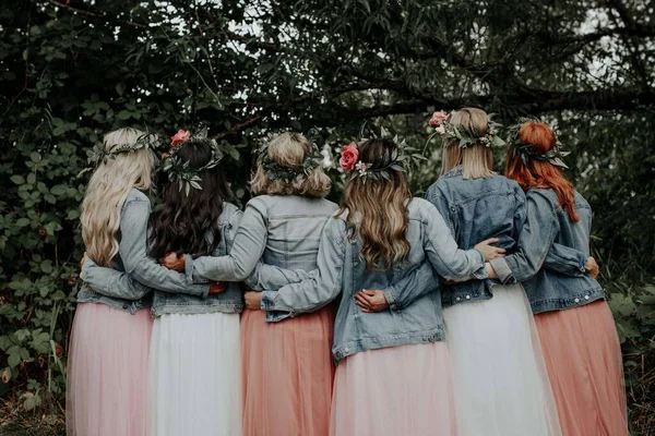 Młode Dziewczyny Pięknych Sukienkach Dżinsowych Kurtkach Parku — Zdjęcie stockowe