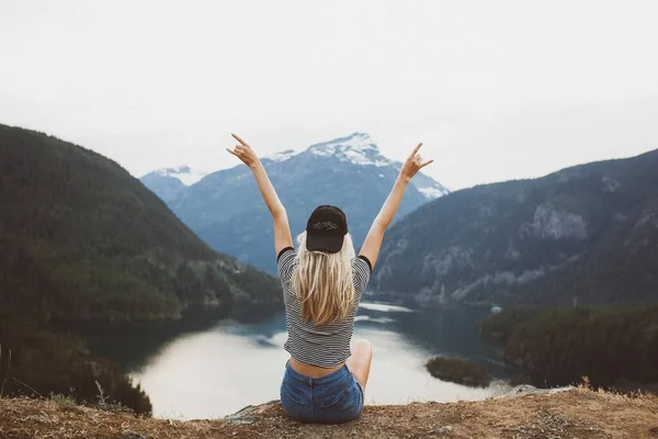 Shot Young Blond Girl Sitting Cliff Enjoying View Mountains Lake — Stock Photo, Image