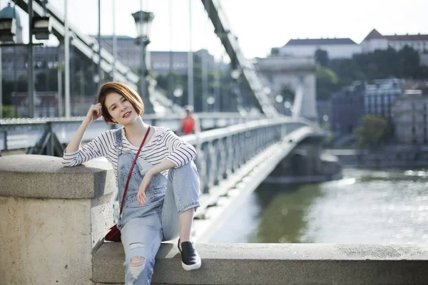 Una Giovane Donna Seduta Sul Ponte Delle Catene Szechenyi Sotto — Foto Stock