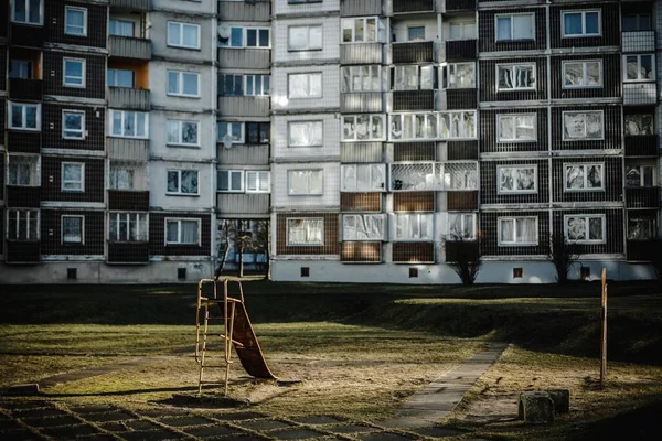 Fachada Los Antiguos Edificios Apartamentos Con Viejo Tobogán Frente — Foto de Stock