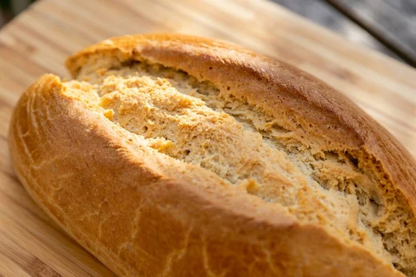 Primer Plano Delicioso Pan Masa Madre Una Superficie Madera Bajo —  Fotos de Stock