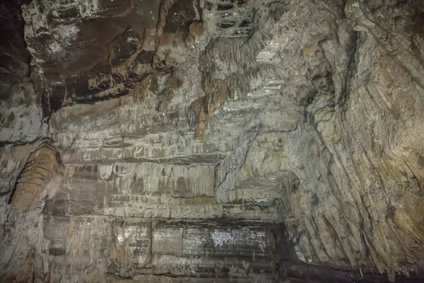 スロベニアのクリズナ洞窟の壁の低角度ショット — ストック写真