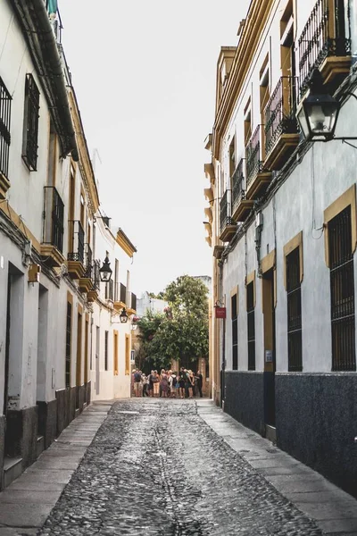 Los Turistas Callejón Con Antiguos Edificios Blancos —  Fotos de Stock