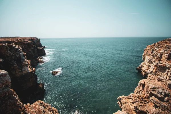 Den Vackra Utsikten Över Klipporna Och Havet Den Blå Himlen — Stockfoto