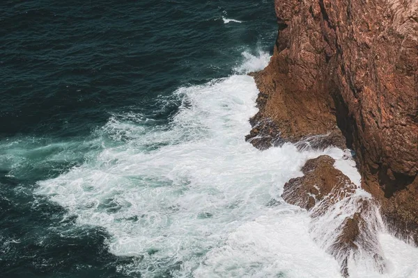 Die Wellen Des Meeres Krachen Auf Die Felsen — Stockfoto