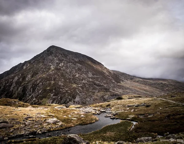 Ein Schöner Blick Auf Einen Fluss Mit Einem Felsigen Berg — Stockfoto