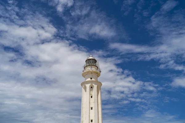 Egy Alacsony Szögletű Felvétel Világítótoronyról Cape Trafalgar Ban Napfény Alatt — Stock Fotó