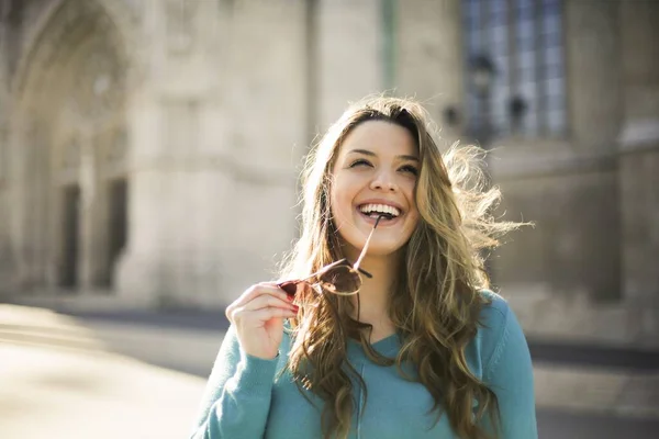 Ritratto Ravvicinato Una Bella Ragazza Ispanica Sorridente Strada — Foto Stock