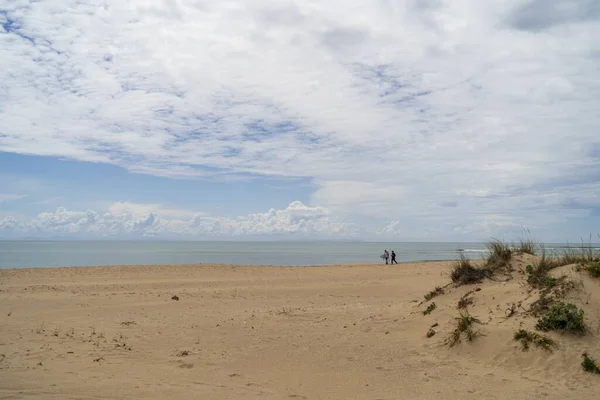 Uma Paisagem Praia Rodeada Pelo Mar Sob Céu Nublado Durante — Fotografia de Stock