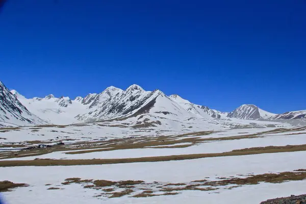 Eine Wunderschöne Landschaft Einer Bergigen Landschaft Mit Schneebedeckten Felsigen Hügeln — Stockfoto