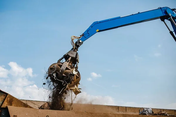 Une Grue Griffes Saisissant Ferraille Dans Une Décharge — Photo