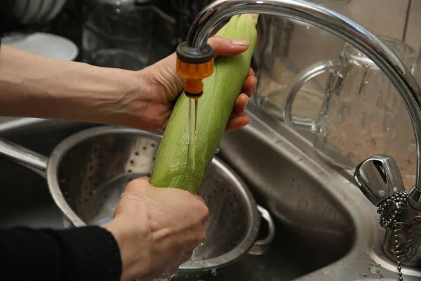 Uma Mulher Usando Escorredor Uma Pia Cozinha Para Lavar Uma — Fotografia de Stock