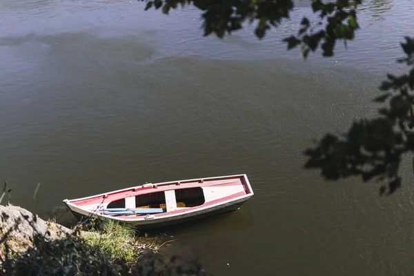 Tagsüber Ein Boot Seeufer — Stockfoto