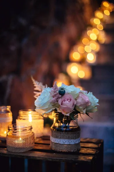Gros Plan Vertical Petit Bouquet Dans Vase Des Pots Bougie — Photo